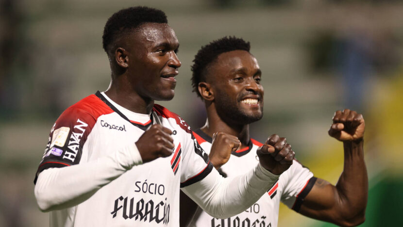 Viveros marca duas vezes, Athletico goleia Chapecoense e reassume terceiro lugar no Brasileirão