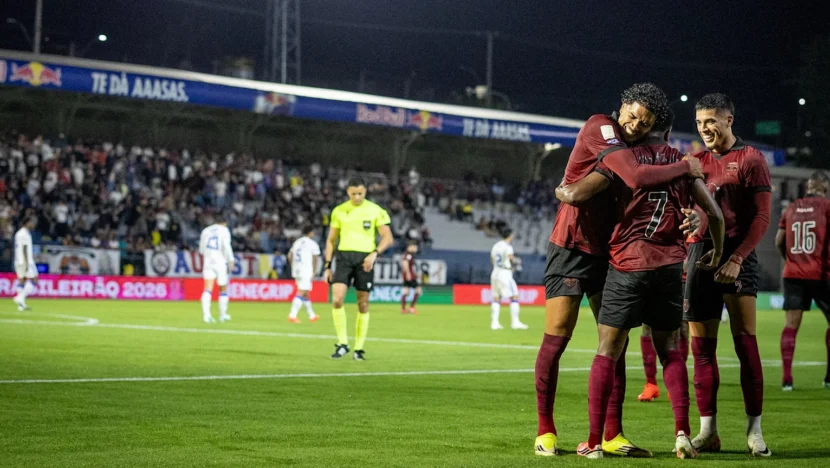 Bragantino abre 3 a 0, vence Cruzeiro por 4 a 2 e sobe para o nono lugar no Brasileirão