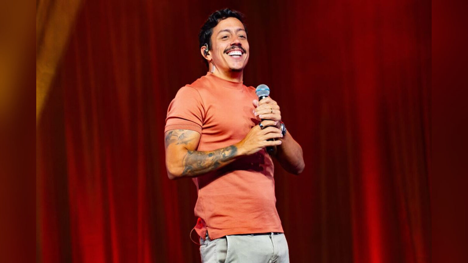 Renato Albani apresenta novo show de humor sobre saúde emocional no Teatro Riachuelo