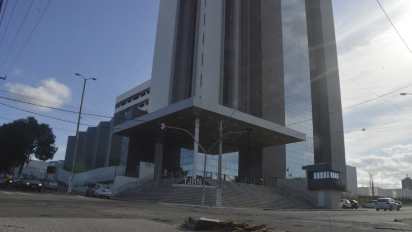 Universidade é condenada a indenizar aluno após retirar bolsa