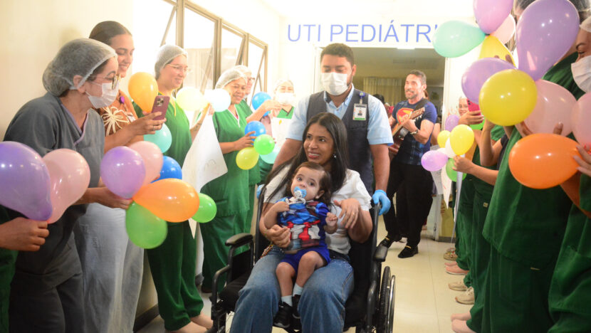 Após quase dois anos internado em UTI, menino Thomas recebe alta