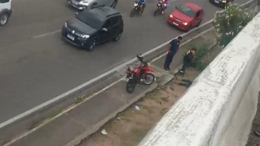 Motociclista cai de viaduto durante obras na marginal da BR-101 em Natal
